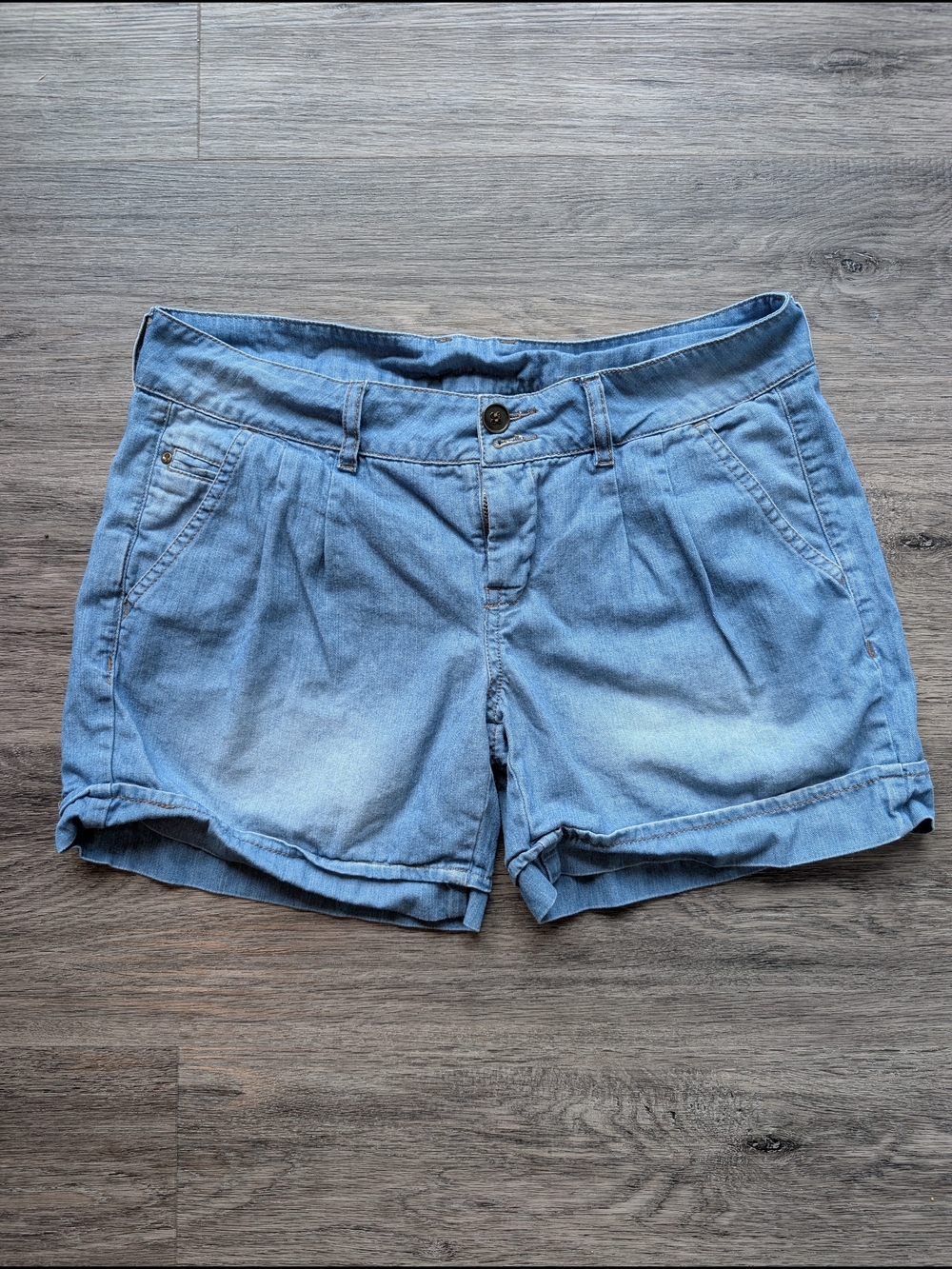 Light Wash Women's Denim Shorts with Rolled Hem Size 6